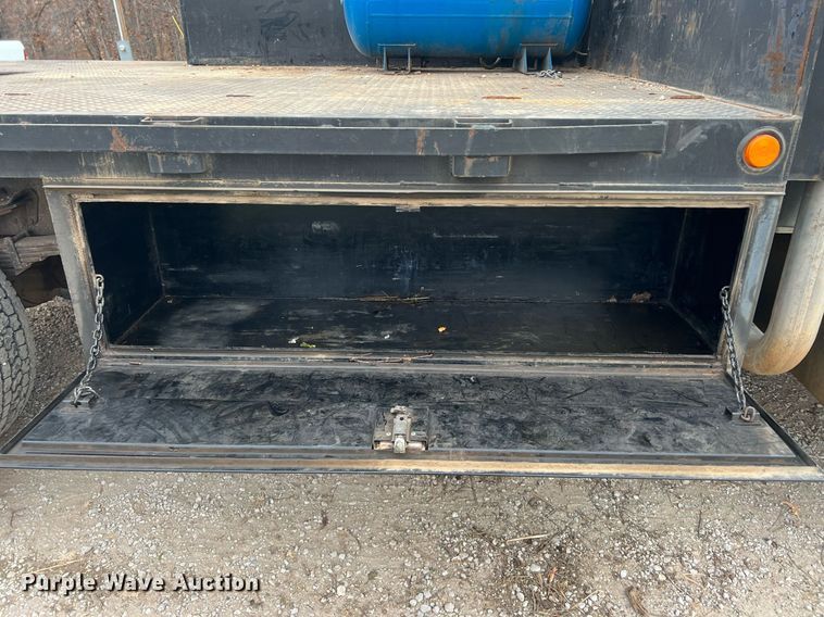 image for item OA9194 2000 Ford F650  flatbed truck