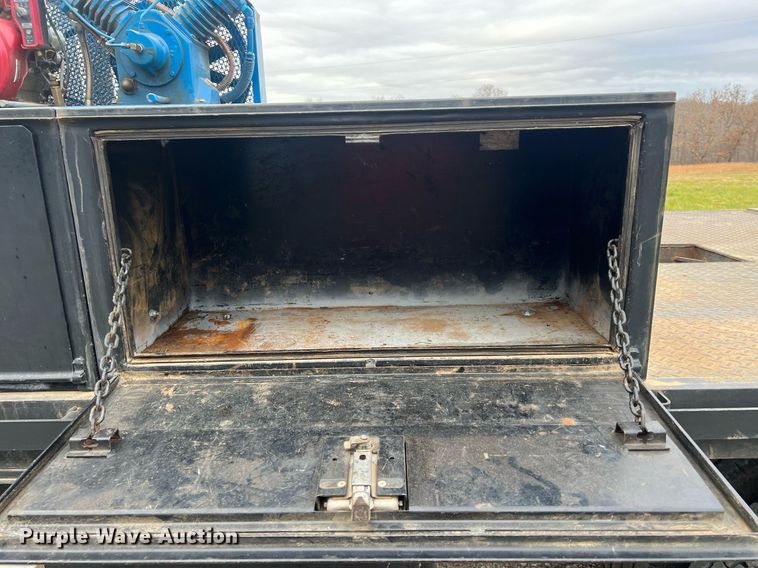 image for item OA9194 2000 Ford F650  flatbed truck