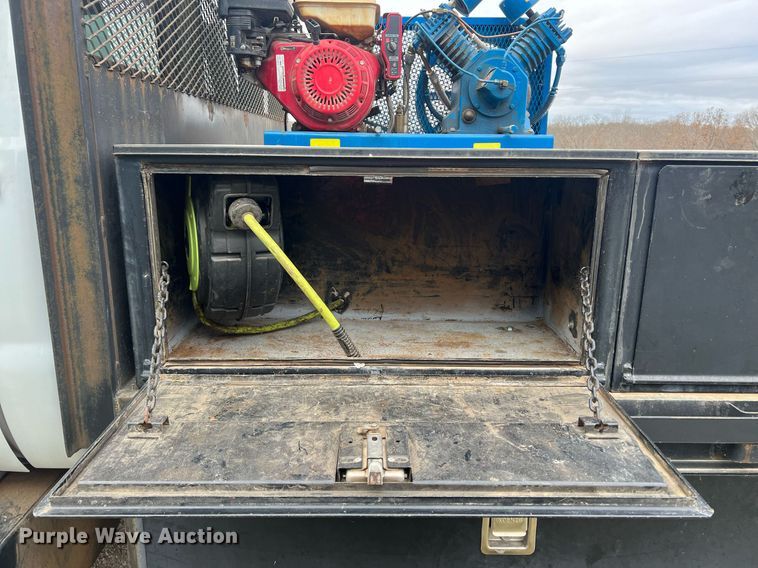 image for item OA9194 2000 Ford F650  flatbed truck