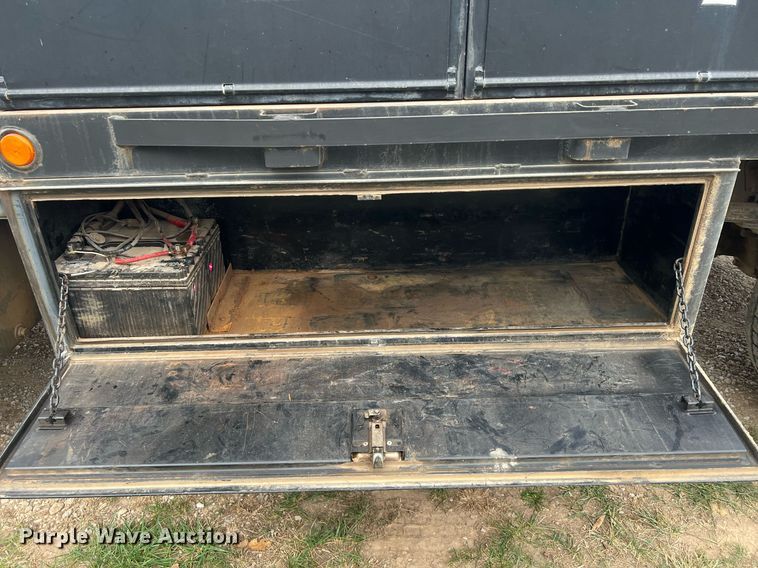 image for item OA9194 2000 Ford F650  flatbed truck