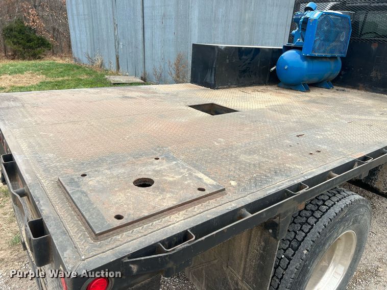 image for item OA9194 2000 Ford F650  flatbed truck