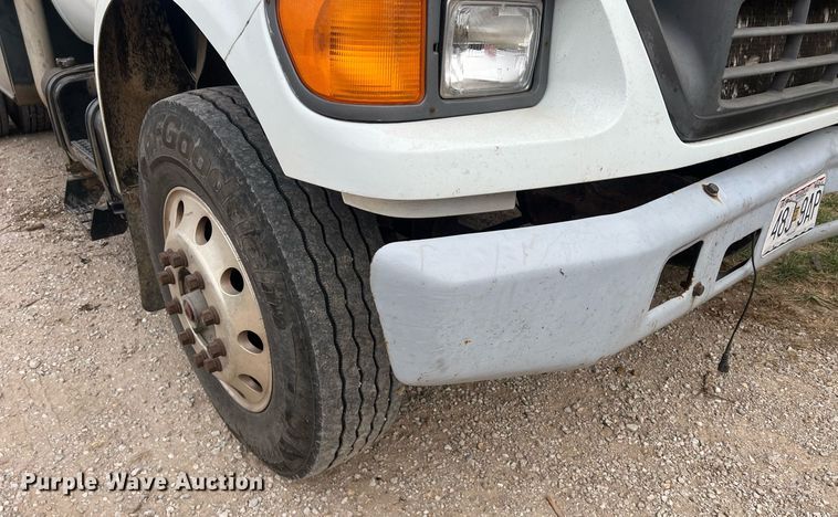 image for item OA9194 2000 Ford F650  flatbed truck