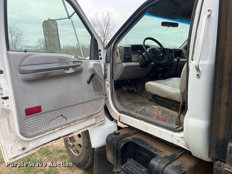 image for item OA9194 2000 Ford F650  flatbed truck