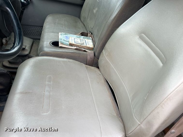 image for item OA9194 2000 Ford F650  flatbed truck