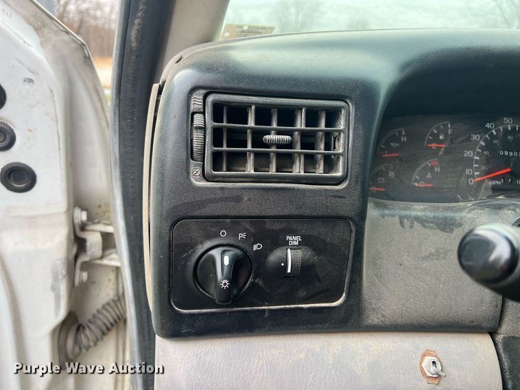 image for item OA9194 2000 Ford F650  flatbed truck