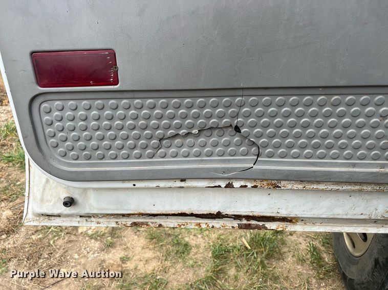 image for item OA9194 2000 Ford F650  flatbed truck