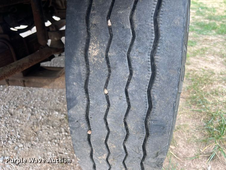 image for item OA9194 2000 Ford F650  flatbed truck