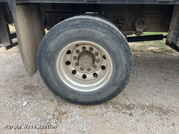 image for item OA9194 2000 Ford F650  flatbed truck