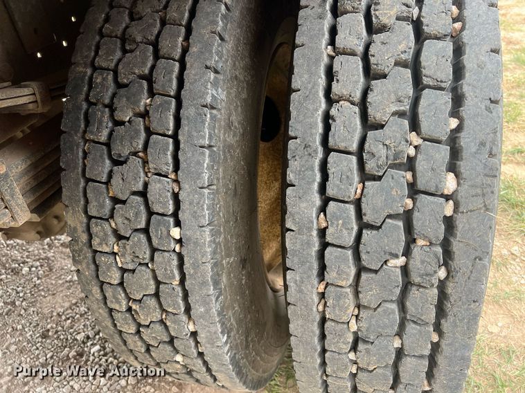 image for item OA9194 2000 Ford F650  flatbed truck