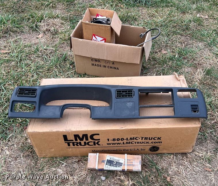 image for item OA9194 2000 Ford F650  flatbed truck