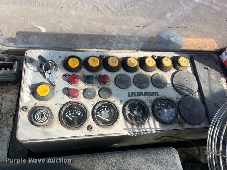 image for item OA9211 1996 Liebherr 631  track loader