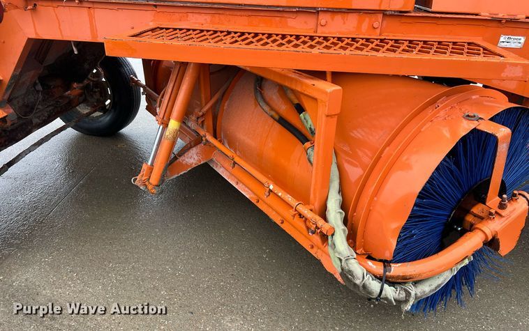 image for item OA9219 2006 Broce RJ350  broom