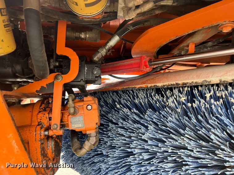 image for item OA9219 2006 Broce RJ350  broom