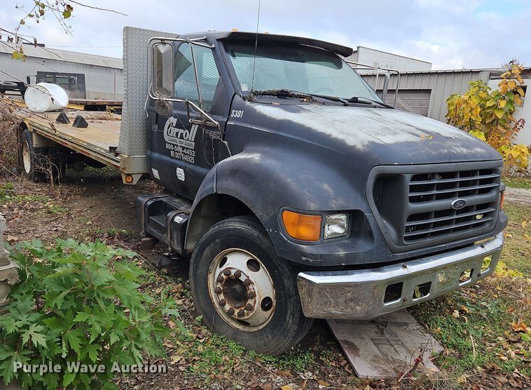 image for item OJ9700 2001 Ford F650 Super Duty  flatbed truck