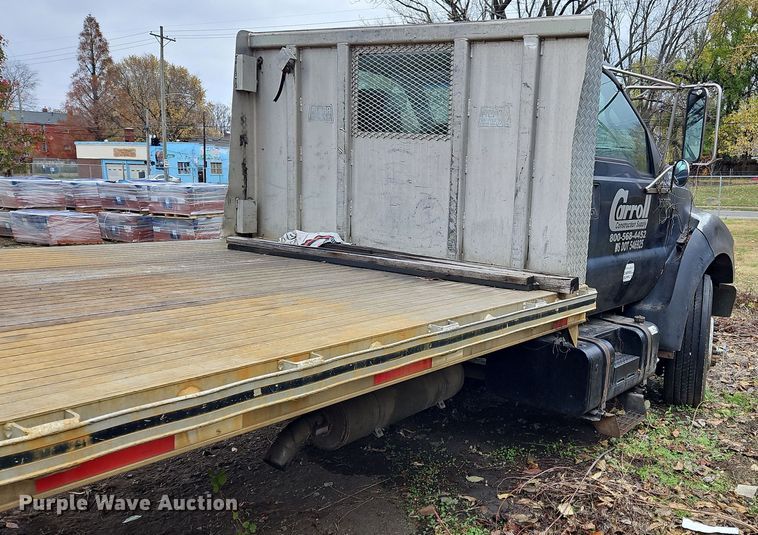 image for item OJ9700 2001 Ford F650 Super Duty  flatbed truck