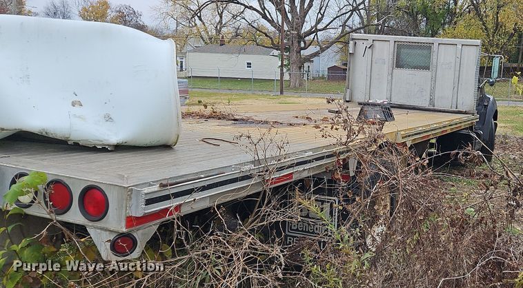 image for item OJ9700 2001 Ford F650 Super Duty  flatbed truck