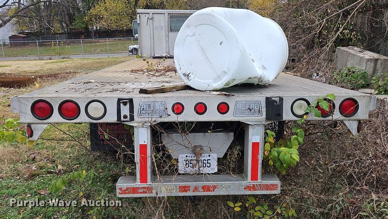 image for item OJ9700 2001 Ford F650 Super Duty  flatbed truck