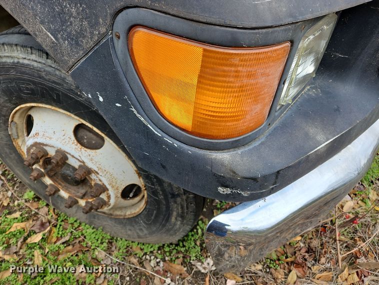 image for item OJ9700 2001 Ford F650 Super Duty  flatbed truck