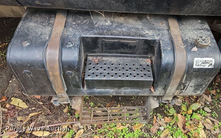 image for item OJ9700 2001 Ford F650 Super Duty  flatbed truck