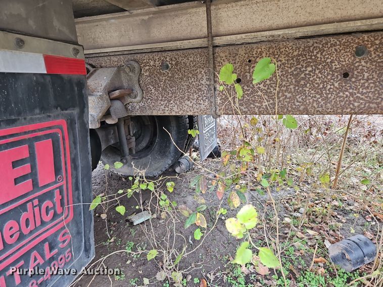 image for item OJ9700 2001 Ford F650 Super Duty  flatbed truck