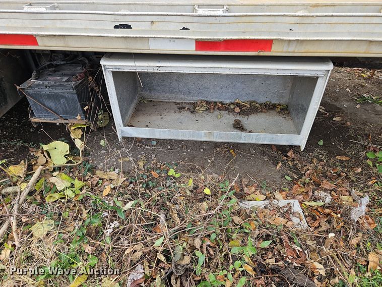 image for item OJ9700 2001 Ford F650 Super Duty  flatbed truck