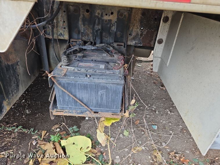 image for item OJ9700 2001 Ford F650 Super Duty  flatbed truck