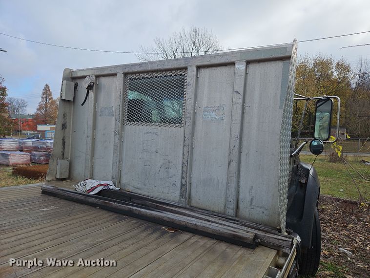 image for item OJ9700 2001 Ford F650 Super Duty  flatbed truck