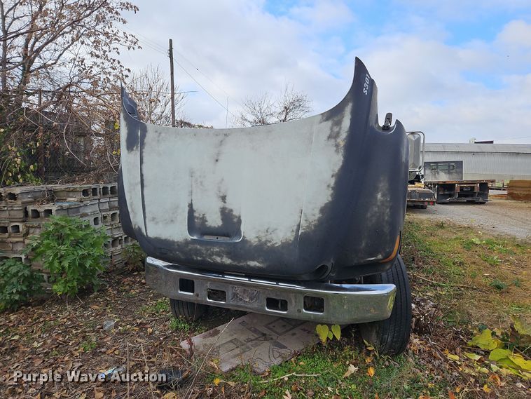 image for item OJ9700 2001 Ford F650 Super Duty  flatbed truck