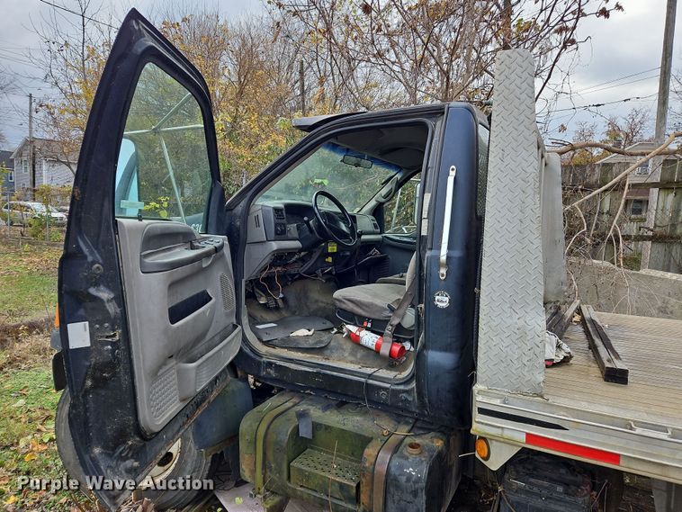 image for item OJ9700 2001 Ford F650 Super Duty  flatbed truck