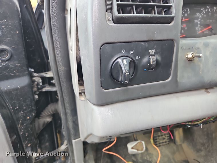 image for item OJ9700 2001 Ford F650 Super Duty  flatbed truck