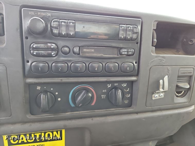 image for item OJ9700 2001 Ford F650 Super Duty  flatbed truck