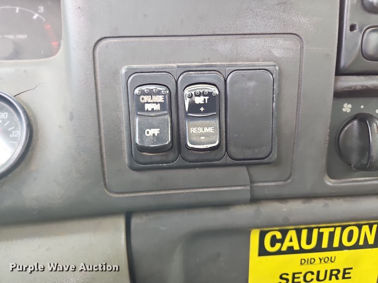 image for item OJ9700 2001 Ford F650 Super Duty  flatbed truck