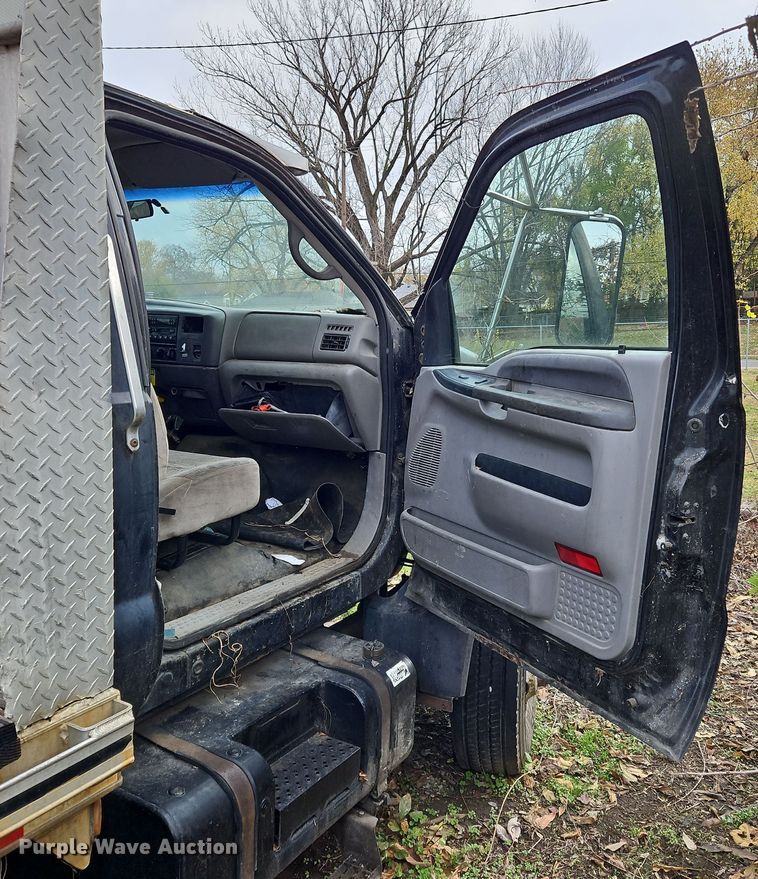 image for item OJ9700 2001 Ford F650 Super Duty  flatbed truck