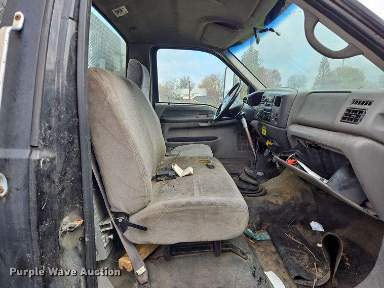 image for item OJ9700 2001 Ford F650 Super Duty  flatbed truck