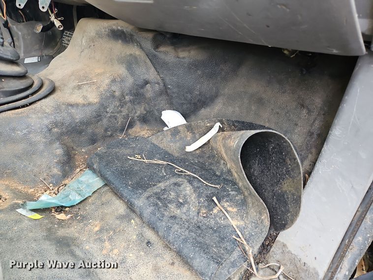 image for item OJ9700 2001 Ford F650 Super Duty  flatbed truck