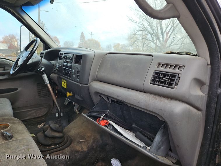 image for item OJ9700 2001 Ford F650 Super Duty  flatbed truck