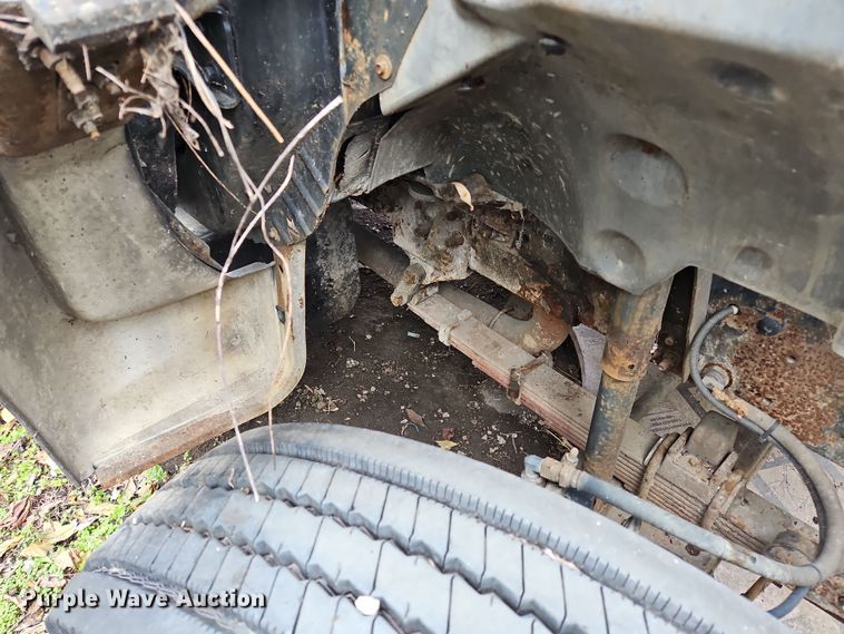 image for item OJ9700 2001 Ford F650 Super Duty  flatbed truck