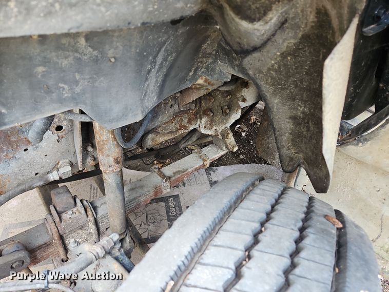 image for item OJ9700 2001 Ford F650 Super Duty  flatbed truck