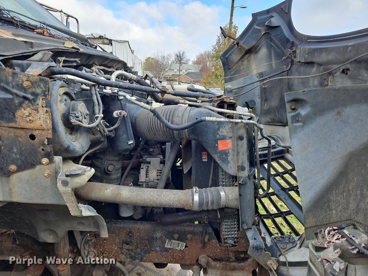 image for item OJ9700 2001 Ford F650 Super Duty  flatbed truck