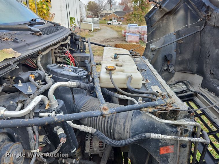 image for item OJ9700 2001 Ford F650 Super Duty  flatbed truck