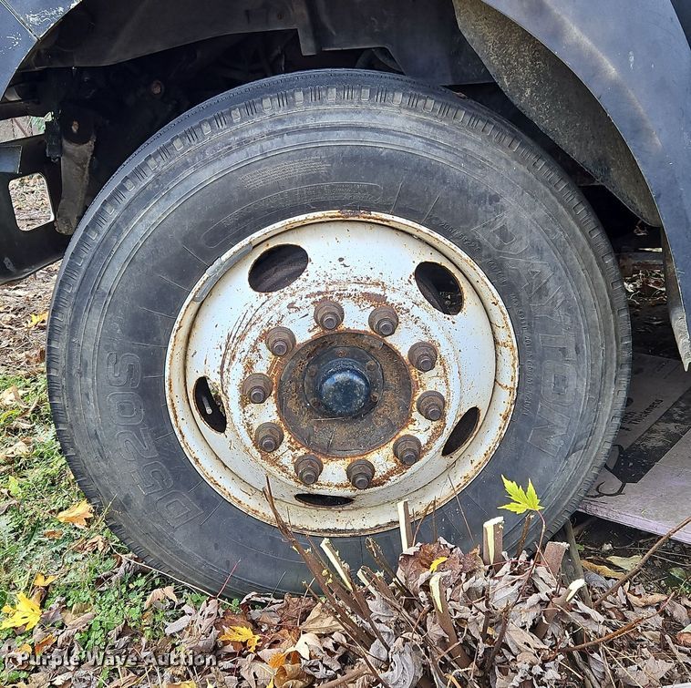 image for item OJ9700 2001 Ford F650 Super Duty  flatbed truck