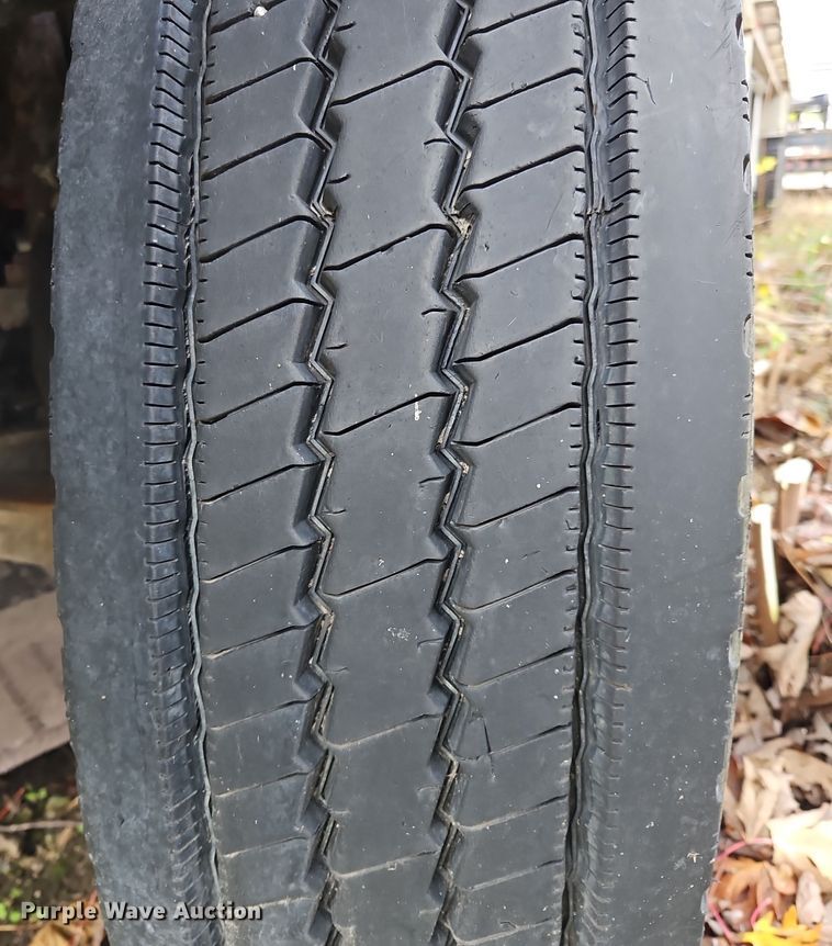 image for item OJ9700 2001 Ford F650 Super Duty  flatbed truck