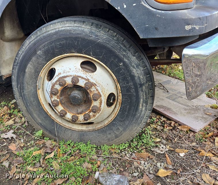 image for item OJ9700 2001 Ford F650 Super Duty  flatbed truck