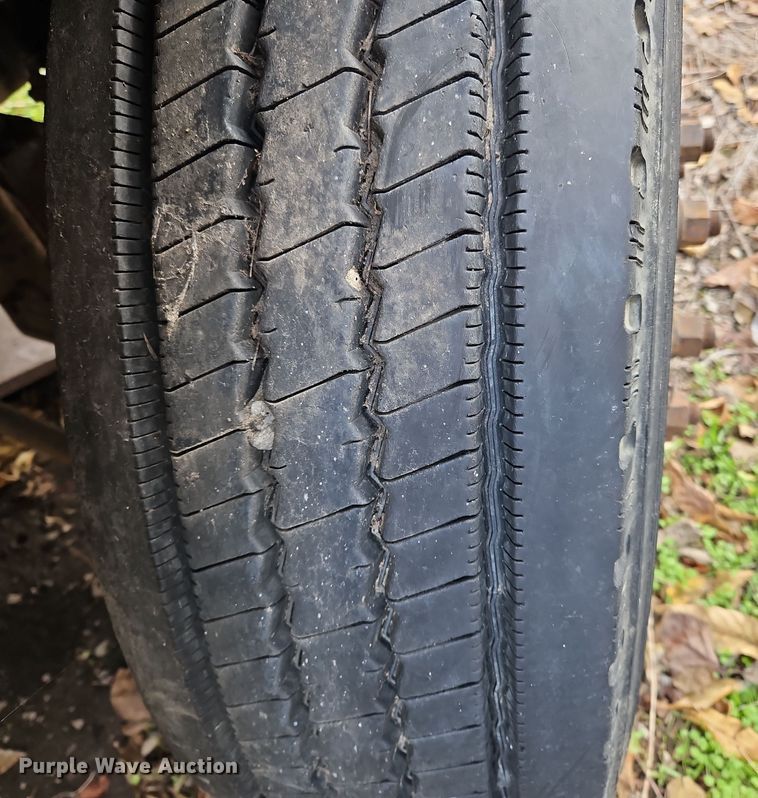 image for item OJ9700 2001 Ford F650 Super Duty  flatbed truck