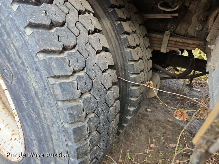 image for item OJ9700 2001 Ford F650 Super Duty  flatbed truck