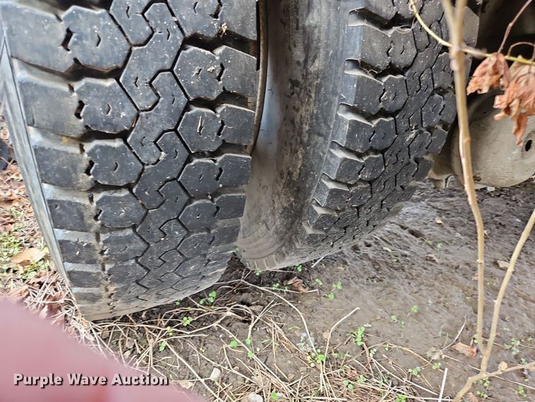 image for item OJ9700 2001 Ford F650 Super Duty  flatbed truck