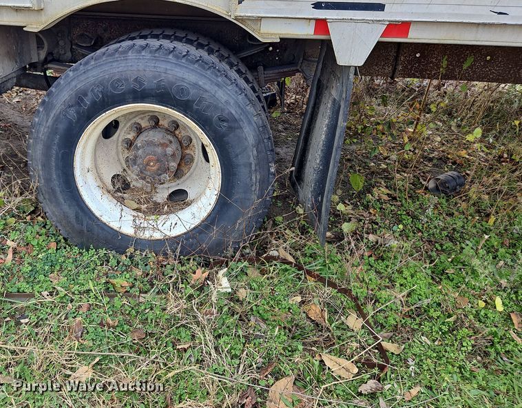 image for item OJ9700 2001 Ford F650 Super Duty  flatbed truck