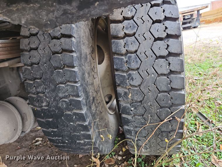 image for item OJ9700 2001 Ford F650 Super Duty  flatbed truck