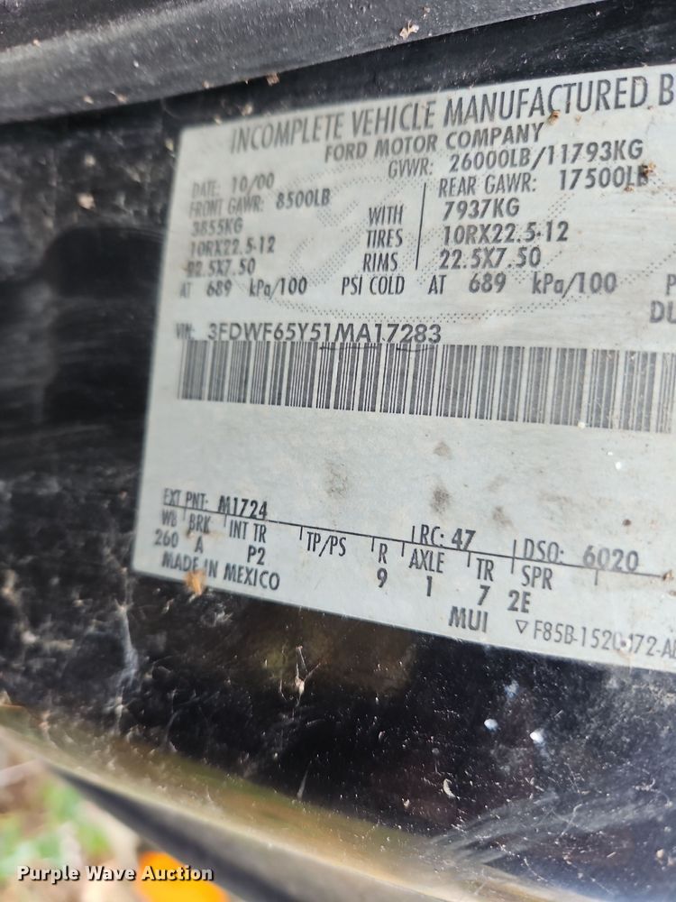 image for item OJ9700 2001 Ford F650 Super Duty  flatbed truck