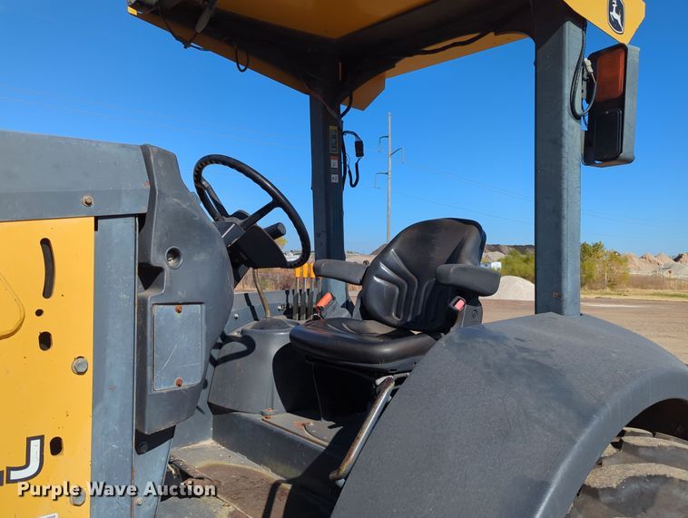 image for item OL9167 2010 John Deere 210LJ  landscape tractor